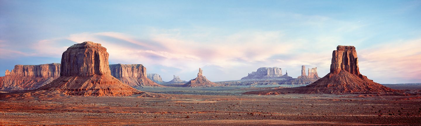 Monument Valley, USA Wohl kein Anblick hat das europäische Bild des Wilden Westens so sehr geprägt wie das Monument Valley in Utah und Arizona, USA. Vor mehr als 1500 Jahren besiedelten Angehörige der Anasazi-Kultur die Gegend. Heute leben hier Navajos und bieten Touren durch die imposante Felslandschaft an
