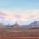 Wohl kein Anblick hat das europäische Bild des Wilden Westens so sehr geprägt wie das Monument Valley in Utah und Arizona, USA. Vor mehr als 1500 Jahren besiedelten Angehörige der Anasazi-Kultur die Gegend. Heute leben hier Navajos und bieten Touren durch die imposante Felslandschaft an