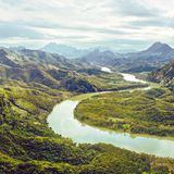 Durch üppige Gebirgswälder schlängelt sich der Fluss Nam Ou in Laos dem Mekong entgegen. Viele ethnische Minderheiten wohnen am »Reisschalenfluss«, leben vom Fischfang und von dem, was sie in ihren Gärten an den Flussufern ernten