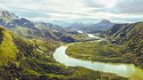 Durch üppige Gebirgswälder schlängelt sich der Fluss Nam Ou in Laos dem Mekong entgegen. Viele ethnische Minderheiten wohnen am »Reisschalenfluss«, leben vom Fischfang und von dem, was sie in ihren Gärten an den Flussufern ernten