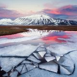It’s Showtime! Im Sommer sind Blütenmeere aus Mohn, Kornblumen und Margeriten die Hauptakteure von Castelluccio; bis schmelzender Schnee die Hochebene überschwemmt. Begleitet von pinkfarbenen Lichtern haben nun die Sibillinischen Berge ihren großen Auftritt: Im Wasser sieht man sie doppelt