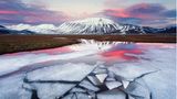 It’s Showtime! Im Sommer sind Blütenmeere aus Mohn, Kornblumen und Margeriten die Hauptakteure von Castelluccio; bis schmelzender Schnee die Hochebene überschwemmt. Begleitet von pinkfarbenen Lichtern haben nun die Sibillinischen Berge ihren großen Auftritt: Im Wasser sieht man sie doppelt