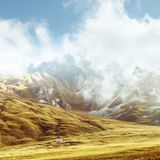 "Nebelgebirge" heißt eine Bergkette in »Herr der Ringe« – die scheinbar in den Französischen Alpen liegt. Die mystische Landschaft am Col du Galibier könnte fast Tolkiens Saga entstammen. Statt eines Ringträgers kreuzen den Pass allerdings vornehmlich Radfahrende: Er ist Teil der Tour de France