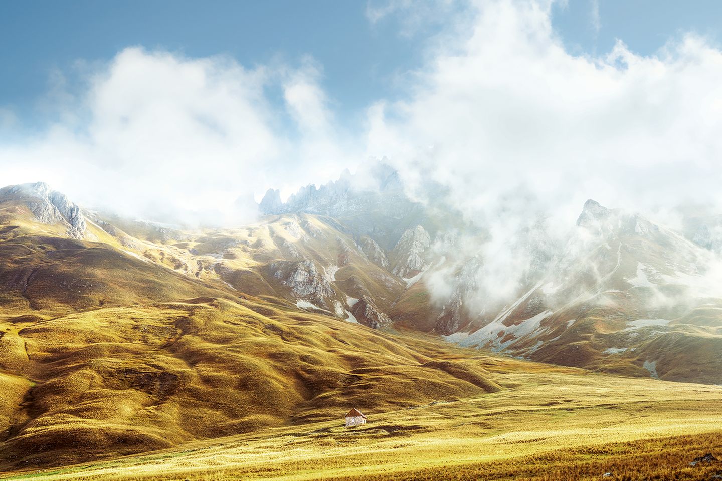 "Nebelgebirge" heißt eine Bergkette in »Herr der Ringe« – die scheinbar in den Französischen Alpen liegt. Die mystische Landschaft am Col du Galibier könnte fast Tolkiens Saga entstammen. Statt eines Ringträgers kreuzen den Pass allerdings vornehmlich Radfahrende: Er ist Teil der Tour de France