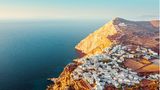 Direkt über dem Abgrund errichtet, dienten die Häuser von Chora im Jahr 1212 als Wehrmauer, um Piratenüberfälle abzuhalten. Mit Erfolg: Die Kykladeninsel hat sich ihre größten Schätze bis heute bewahrt – versteckte Strände, unberührte Weite und die bezaubernden weißen Häuser von Chora