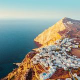 Direkt über dem Abgrund errichtet, dienten die Häuser von Chora im Jahr 1212 als Wehrmauer, um Piratenüberfälle abzuhalten. Mit Erfolg: Die Kykladeninsel hat sich ihre größten Schätze bis heute bewahrt – versteckte Strände, unberührte Weite und die bezaubernden weißen Häuser von Chora