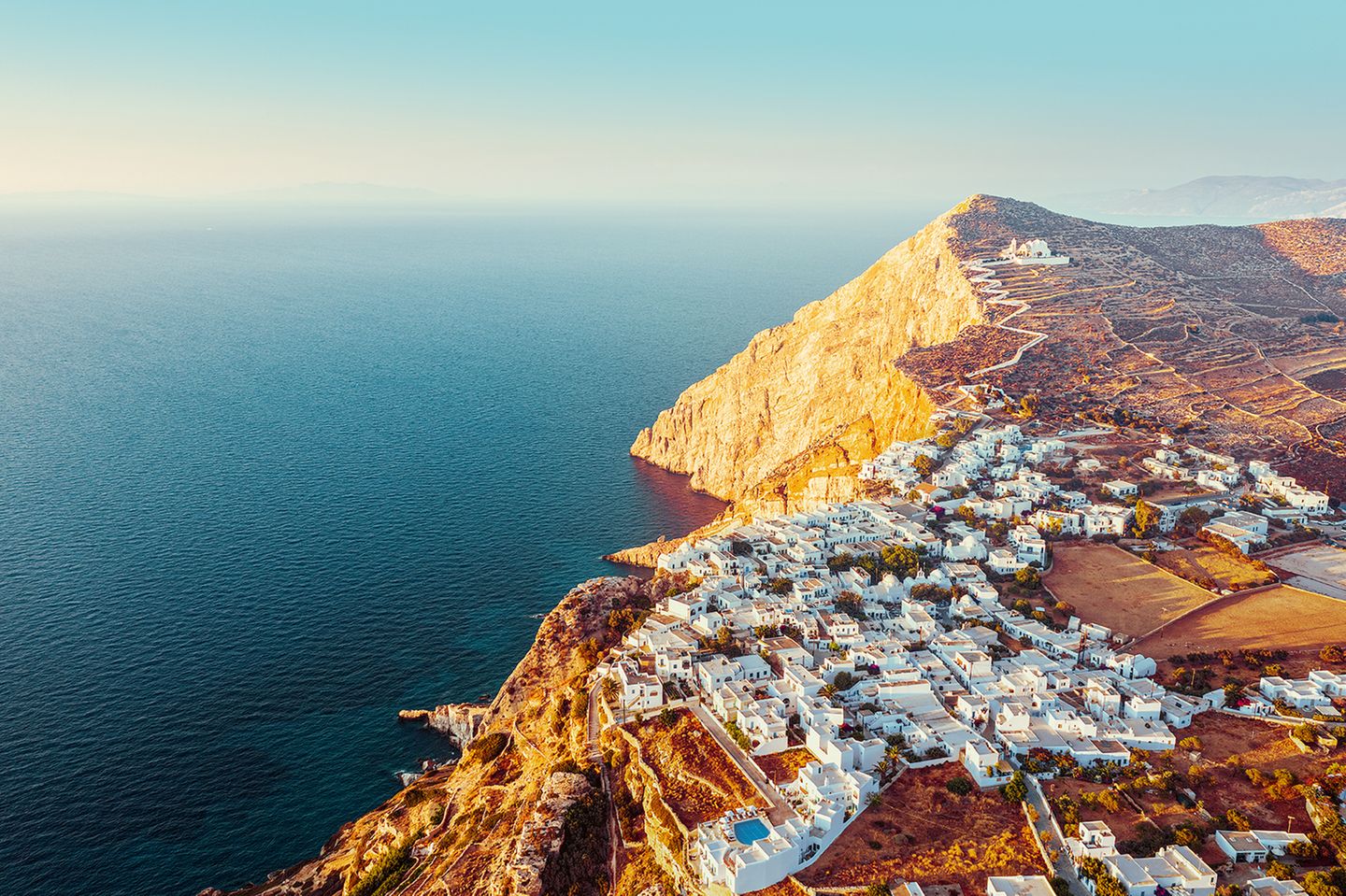 Direkt über dem Abgrund errichtet, dienten die Häuser von Chora im Jahr 1212 als Wehrmauer, um Piratenüberfälle abzuhalten. Mit Erfolg: Die Kykladeninsel hat sich ihre größten Schätze bis heute bewahrt – versteckte Strände, unberührte Weite und die bezaubernden weißen Häuser von Chora