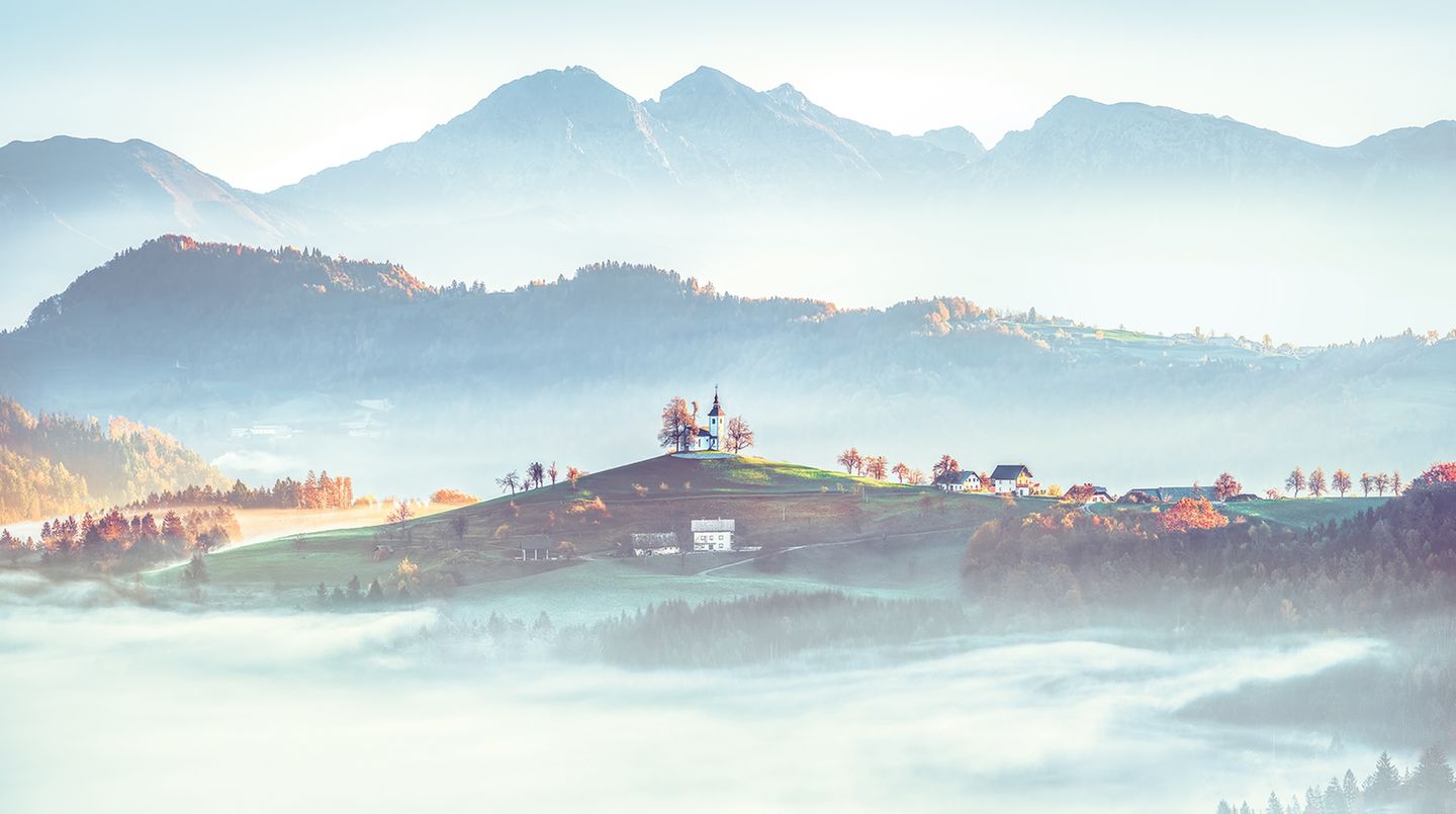 Wie ein Miniaturwunderland wirkt die slowenische Siedlung Sveti Tomaž, 20 Kilometer nordwestlich der Hauptstadt Ljubljana, die mit ihren fast 300 000 Menschen eine ganz andere Welt ist. Um die kleine Kirche Sankt Thomas gruppieren sich scheinbar winzige Bäume und Häuser zur großartigen Ansicht