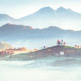 Wie ein Miniaturwunderland wirkt die slowenische Siedlung Sveti Tomaž, 20 Kilometer nordwestlich der Hauptstadt Ljubljana, die mit ihren fast 300 000 Menschen eine ganz andere Welt ist. Um die kleine Kirche Sankt Thomas gruppieren sich scheinbar winzige Bäume und Häuser zur großartigen Ansicht