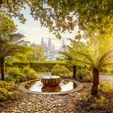 Kommt die Kathedrale von Santiago de Compostela in Sichtweite, ist es geschafft: Am Grab des Apostels Jakobus endet der Jakobsweg. Einen Umweg wert ist der Parque de la Alameda. Natürlich wegen seiner Statuen, der Brunnen, der Kapelle – vor allem aber wegen der göttlichen Aussicht