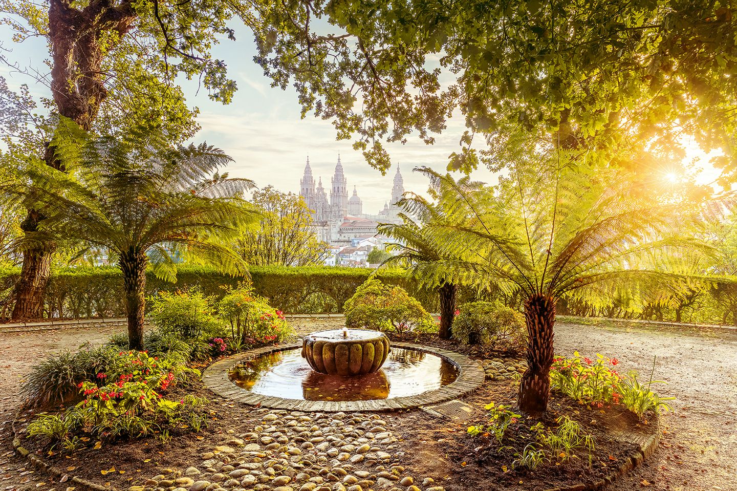 Kommt die Kathedrale von Santiago de Compostela in Sichtweite, ist es geschafft: Am Grab des Apostels Jakobus endet der Jakobsweg. Einen Umweg wert ist der Parque de la Alameda. Natürlich wegen seiner Statuen, der Brunnen, der Kapelle – vor allem aber wegen der göttlichen Aussicht