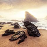 Trügerisch ruhig gibt sich das Meer an diesem Abend am Praia da Adraga. Weil der raue Atlantik das Schwimmen meist unmöglich macht, hat der traumhafte Strand in Portugals Westen bislang nur unter Locals hohe Wellen geschlagen: Sie treffen sich zum Sonnenbaden und Surfen
