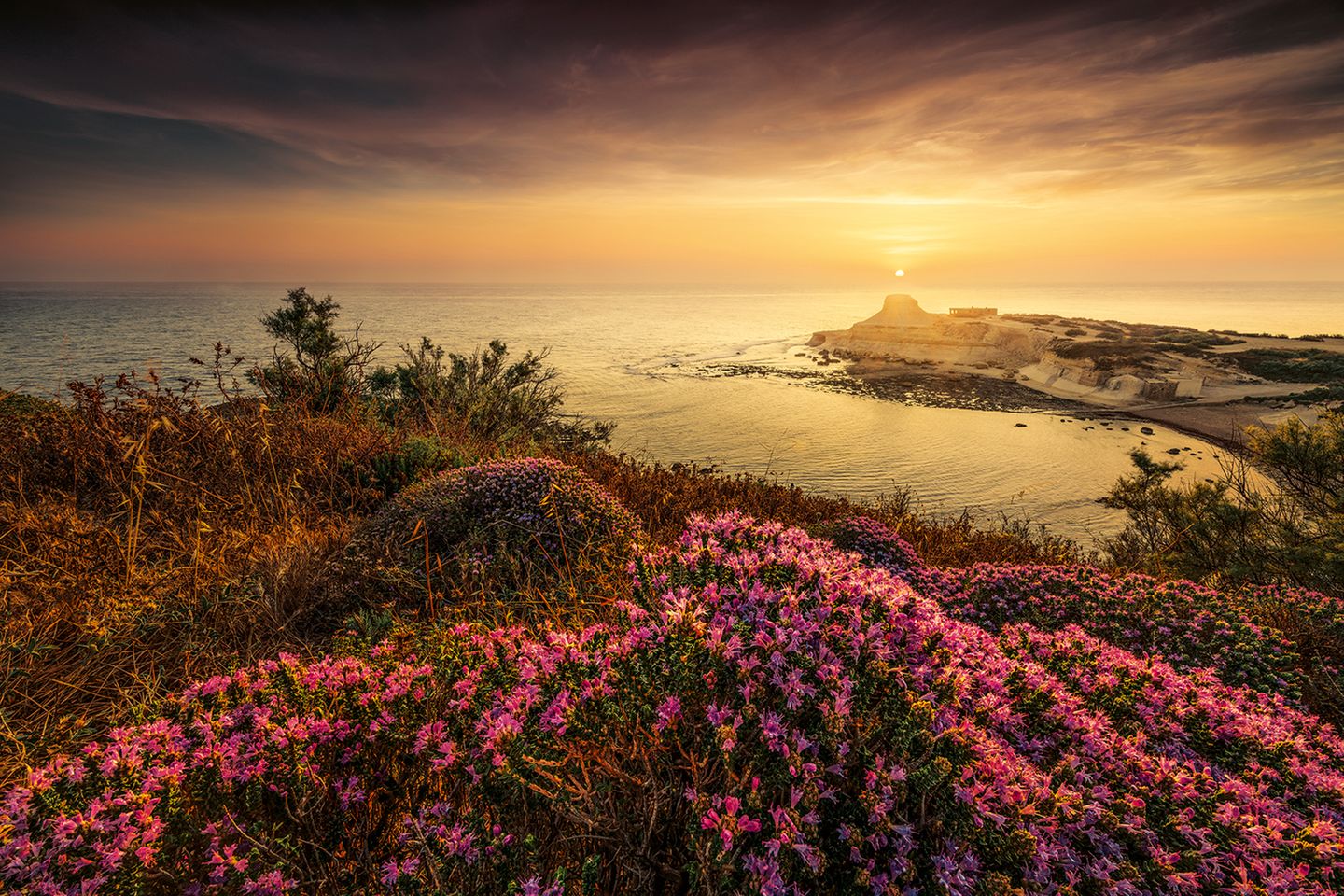 Der Mix aus azurblauem Meer, Blumen, Tempeln und Klippen verleiht Maltas kleiner Schwester Gozo die Würze. Die Geheimzutat der Insel aber ist eine andere: Schon die Römer sollen in der Xwejni Bay Salinen angelegt haben, in denen bis heute "weißes Gold" gewonnen wird – weiches, köstliches Meersalz