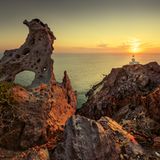 Als zurückhaltende Schöne gilt Santorin: Meist versteckt sich die Kykladeninsel hinter Evergreens wie Kreta und Rhodos. Ähnlich bescheiden gibt sich der Leuchtturm von Akrotiri, der so einsam an Santorins Südwestzipfel steht, dass man ihn beinahe vergäße – wäre er nicht so schön