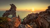 Als zurückhaltende Schöne gilt Santorin: Meist versteckt sich die Kykladeninsel hinter Evergreens wie Kreta und Rhodos. Ähnlich bescheiden gibt sich der Leuchtturm von Akrotiri, der so einsam an Santorins Südwestzipfel steht, dass man ihn beinahe vergäße – wäre er nicht so schön