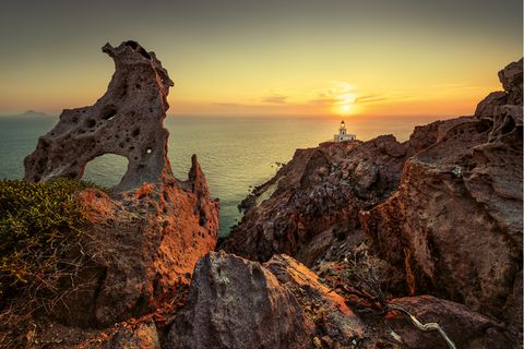 Als zurückhaltende Schöne gilt Santorin: Meist versteckt sich die Kykladeninsel hinter Evergreens wie Kreta und Rhodos. Ähnlich bescheiden gibt sich der Leuchtturm von Akrotiri, der so einsam an Santorins Südwestzipfel steht, dass man ihn beinahe vergäße – wäre er nicht so schön