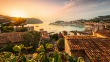 Scheint im Hafenort Port de Sóller die Sonne, könnte es in Palma regnen – und andersherum. Am Tramuntana-Gebirge, das beide Orte trennt, verfangen sich Regenwolken mal nördlich, mal südlich. Fest steht: Ein Platz an der Sonne findet sich auf Mallorca immer –  wenn auch nur metaphorisch