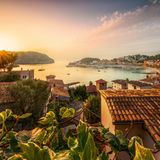 Scheint im Hafenort Port de Sóller die Sonne, könnte es in Palma regnen – und andersherum. Am Tramuntana-Gebirge, das beide Orte trennt, verfangen sich Regenwolken mal nördlich, mal südlich. Fest steht: Ein Platz an der Sonne findet sich auf Mallorca immer –  wenn auch nur metaphorisch