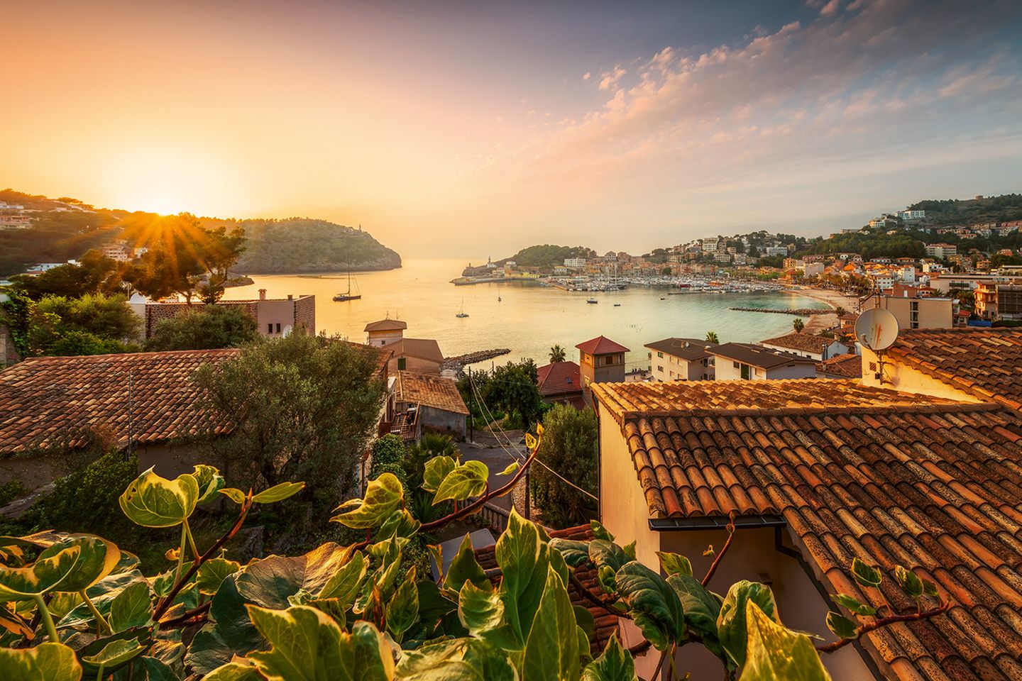 Port de Sóller, Mallorca, Spanien Scheint im Hafenort Port de Sóller die Sonne, könnte es in Palma regnen – und andersherum. Am Tramuntana-Gebirge, das beide Orte trennt, verfangen sich Regenwolken mal nördlich, mal südlich. Fest steht: Ein Platz an der Sonne findet sich auf Mallorca immer – wenn auch nur metaphorisch