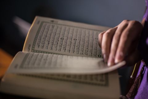 Frau blättert im Koran, Nahaufnahme