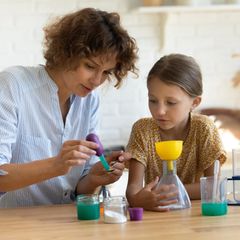 Wer in der Kindheit gern experimentiert und tüftelt, behält diese Leidenschaft oft ein Leben lang