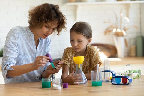 Wer in der Kindheit gern experimentiert und tüftelt, behält diese Leidenschaft oft ein Leben lang