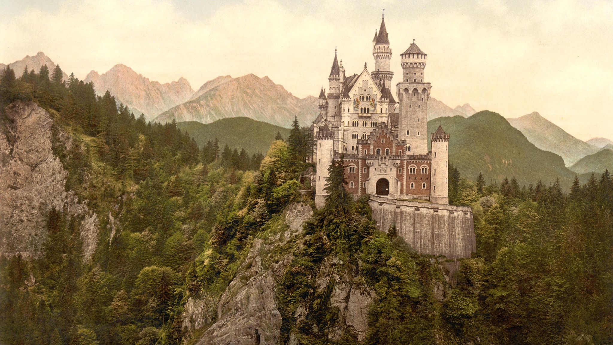 Schloss Neuschwanstein: Ein weißes Schloss auf einem Felsvorsprung mit Türmchen, spitzen Dächern, Erkern