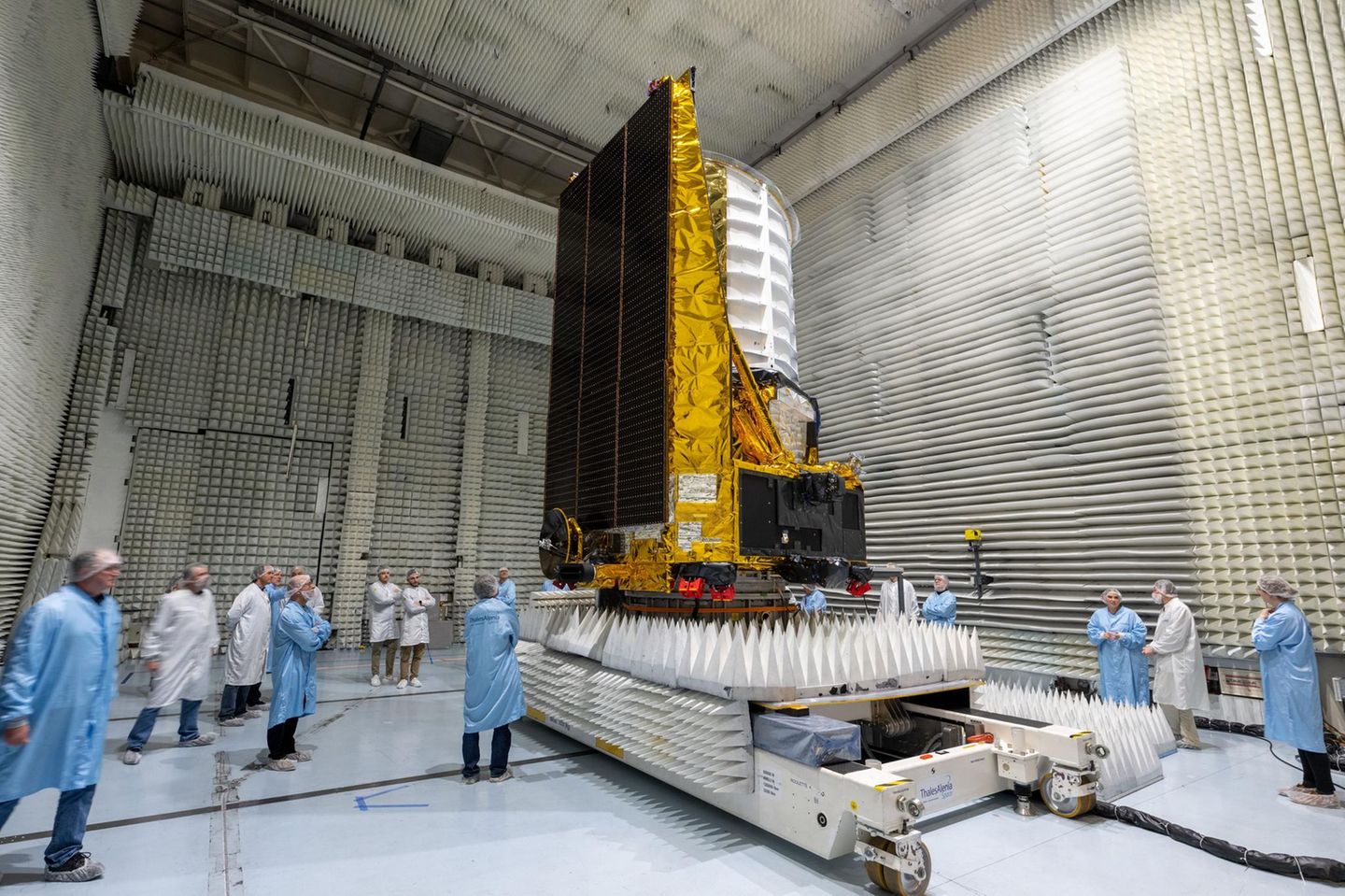Euclid: Irdischer Sternengucker in Cannes Eine Falcon-9-Rakete, gefertigt von Elon Musks Raumfahrtunternehmen SpaceX, transportierte das Euclid-Weltraumteleskop im Juli 2023 von Florida aus ins All. Einen Monat später erreichte die Sonde ihr Ziel: den zweiten Lagrange-Punkt, etwa 1,5 Millionen Kilometer von der Erde entfernt. Dort ist die Raumsonde der Erde nah genug, um mit ihr zu kommunizieren, der Sonne nah genug, um Solarenergie zu nutzen – und befindet sich dennoch an einem optimalen Ort, um in die Tiefen des Weltraums zu blicken. Außerdem lassen sich die Wärmestrahlen der Erde und der Sonne, die die Infrarotinstrumente von Euclid empfindlich stören könnten, an Lagrange 2 mit einem einzelnen Schild abschirmen. Die Aufnahme zeigt das Teleskop in der Compact Antenna Test Range im französischen Cannes. In den kommenden sechs Jahren wird Euclid ein Drittel des Himmels vermessen. Schwach schimmernde Galaxien in bis zu 10 Milliarden Lichtjahren Entfernung sollen im Detail sichtbar werden. Über 2000 Wissenschaftler*innen aus Europa, den USA, Kanada und Japan werten die gesammelten Daten aus und veröffentlichen ihre Erkenntnisse einmal im Jahr.