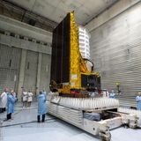 Eine Falcon-9-Rakete, gefertigt von Elon Musks Raumfahrtunternehmen SpaceX, transportierte das Euclid-Weltraumteleskop im Juli 2023 von Florida aus ins All. Einen Monat später erreichte die Sonde ihr Ziel: den zweiten Lagrange-Punkt, etwa 1,5 Millionen Kilometer von der Erde entfernt. Dort ist die Raumsonde der Erde nah genug, um mit ihr zu kommunizieren, der Sonne nah genug, um Solarenergie zu nutzen – und befindet sich dennoch an einem optimalen Ort, um in die Tiefen des Weltraums zu blicken. Außerdem lassen sich die Wärmestrahlen der Erde und der Sonne, die die Infrarotinstrumente von Euclid empfindlich stören könnten, an Lagrange 2 mit einem einzelnen Schild abschirmen. Die Aufnahme zeigt das Teleskop in der Compact Antenna Test Range im französischen Cannes.  In den kommenden sechs Jahren wird Euclid ein Drittel des Himmels vermessen. Schwach schimmernde Galaxien in bis zu 10 Milliarden Lichtjahren Entfernung sollen im Detail sichtbar werden. Über 2000 Wissenschaftler*innen aus Europa, den USA, Kanada und Japan werten die gesammelten Daten aus und veröffentlichen ihre Erkenntnisse einmal im Jahr.