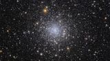 Der der Erde zweitnächste Kugelsternhaufen ist 7800 Lichtjahre entfernt. Hell in der Mitte der Aufnahme leuchten die meisten Sterne von NGC 6397. Ihre Strahlkraft macht Aufnahmen der randständigen und schwächer leuchtenden Sterne schwierig. Doch sind es jene älteren Sterne, an denen das Euclid-Forschungsteam interessiert ist: Sie könnten Aufschluss über Geschehnisse in der Milchstraße geben, auf deren Scheibe sie sich bewegen.