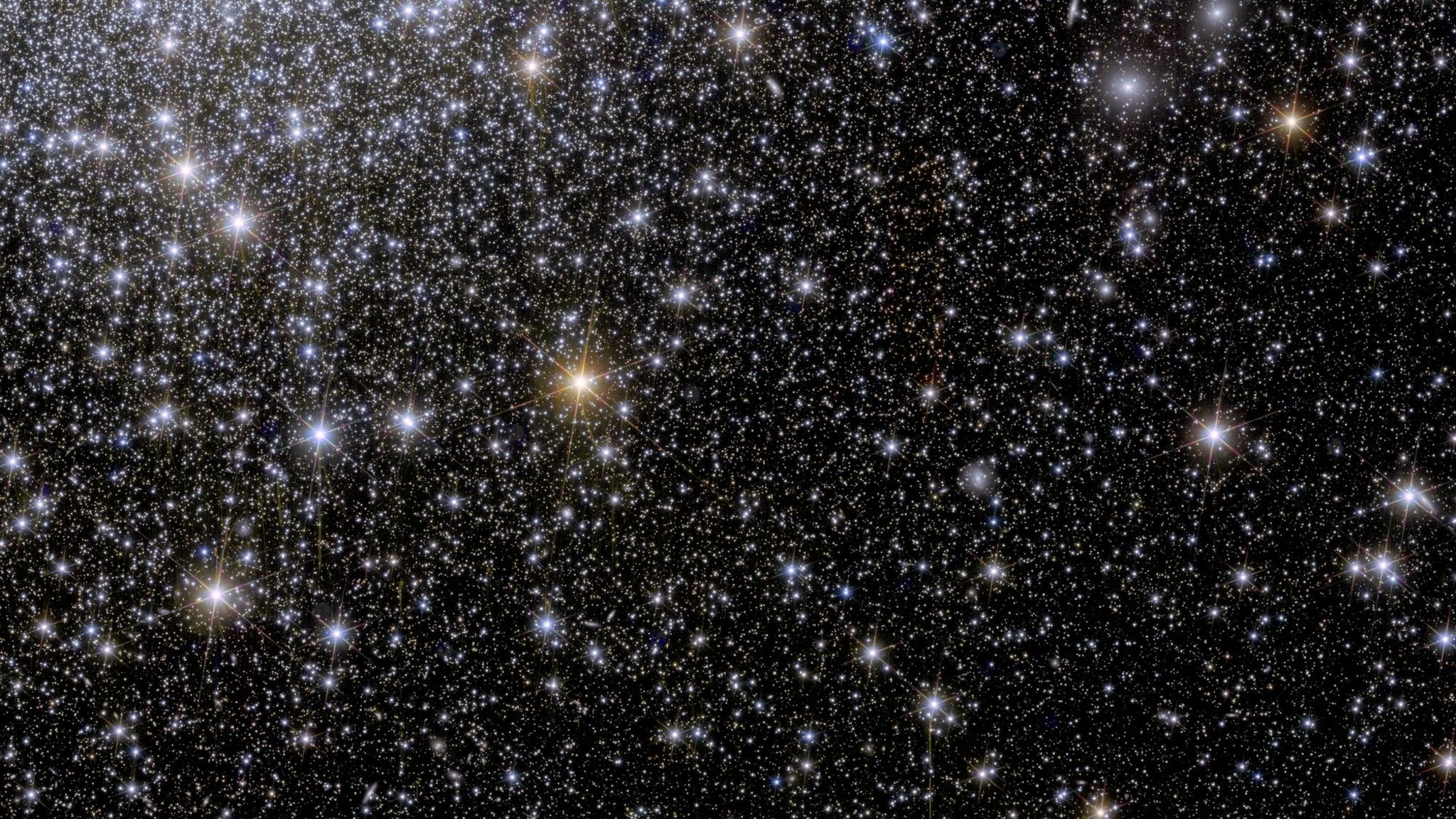 Im Moment könne kein anderes Teleskop einen gesamten Kugelsternhaufen beobachten und gleichzeitig die schwachen Sterne seiner äußeren Bereiche von anderen kosmischen Lichtquellen unterscheiden, sagt der Astronom Davide Massari. Er und seine Kolleg*innen suchen in Kugelsternhaufen nach "Gezeitenschweifen": einer Spur von Sternen, die sich aufgrund einer früheren Wechselwirkung mit einer Galaxie weit über den Haufen hinaus erstreckt.