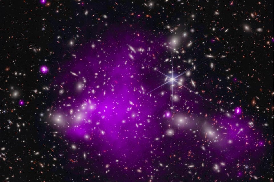 Aufnahme der Galaxie UHZ1 im Infrarot- und UV-Bereich