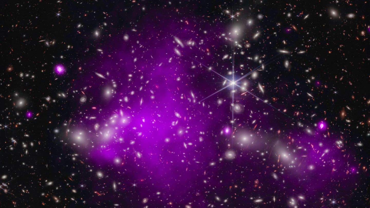 Aufnahme der Galaxie UHZ1 im Infrarot- und UV-Bereich