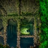 Blick durch eine Gitterkonstruktion in das Schiffsinnere