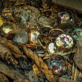 Blick auf verrostete Taschenuhren, die wild nebeneinander liegen