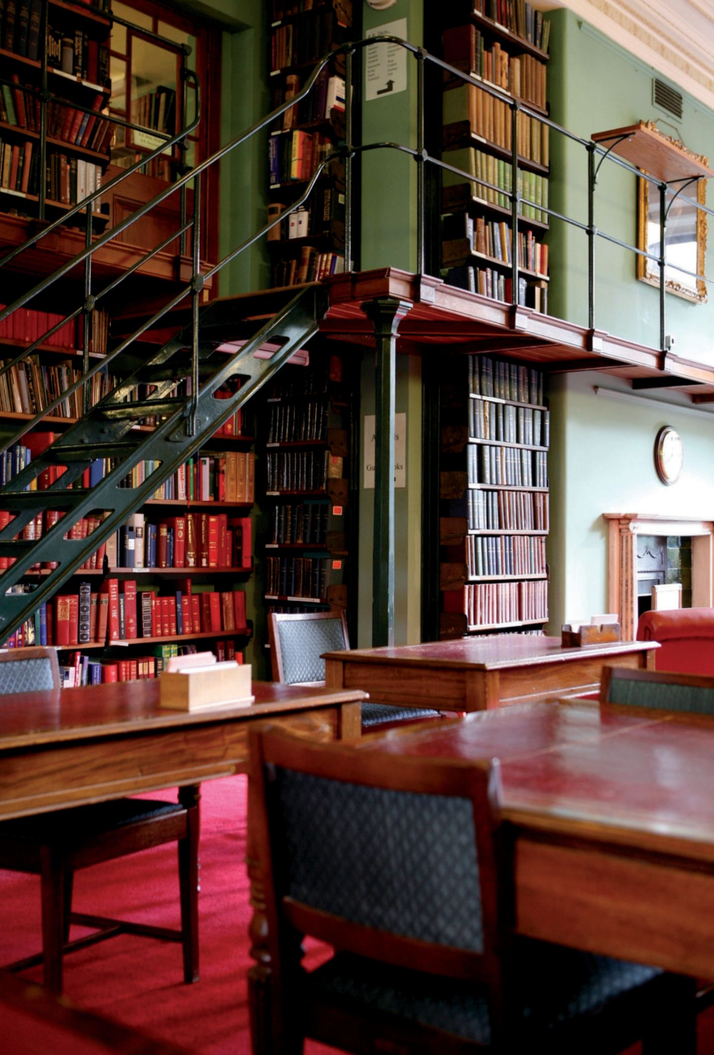 Heimat von Virginia Woolf: die London Library Tische, eine Treppe fürhrt auf eine Galerie, viele, viele Bücherregale