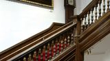 Kunst für Kinder: das Foundling Museum Treppe aus Holz mit historischer Standuhr und altem, großem Ölgemälde.