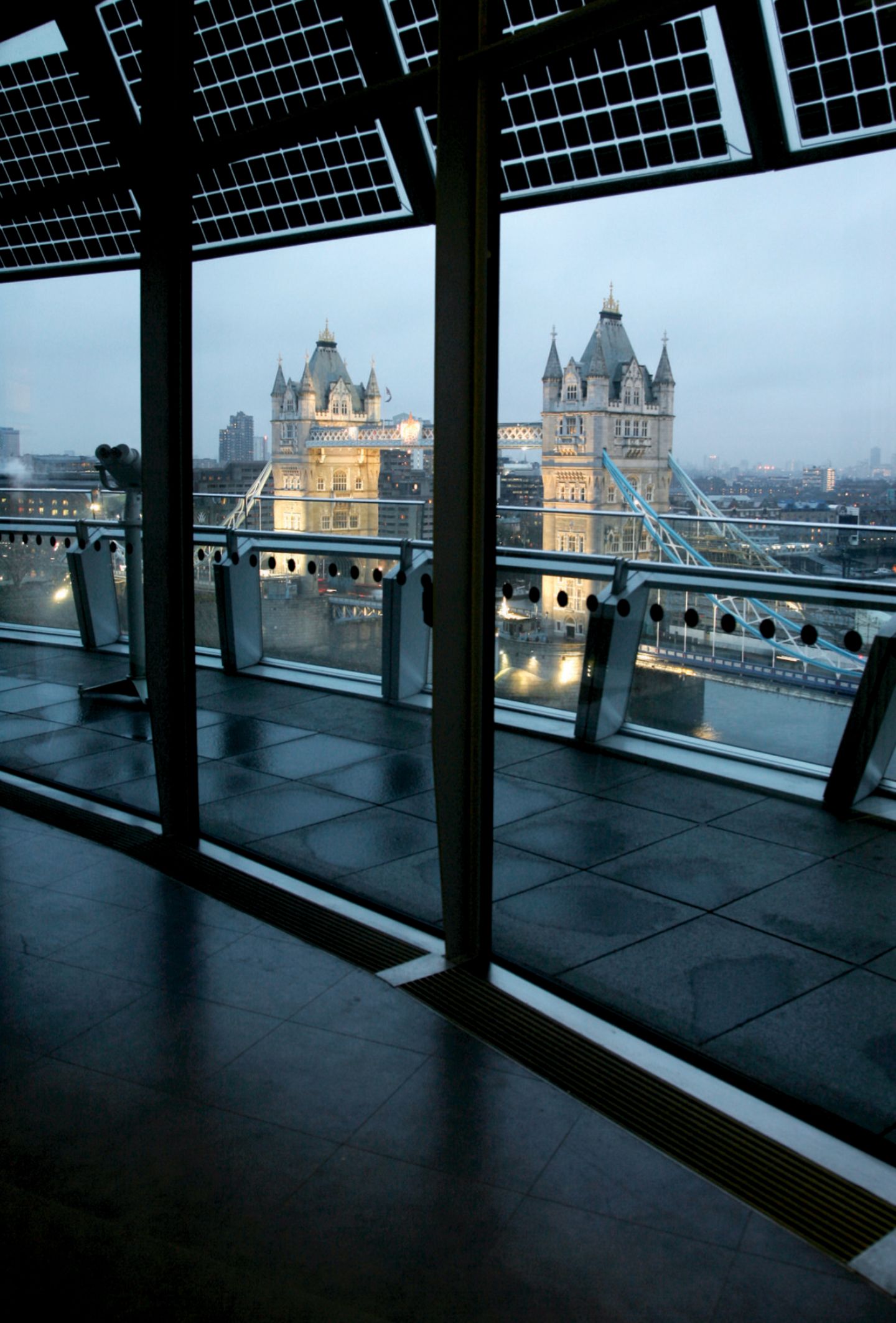Politische Transparenz: London’s Living Room Blick nach draußen auf moderne Terrasse, im Hintergrund sieht man die Türme des Tower.