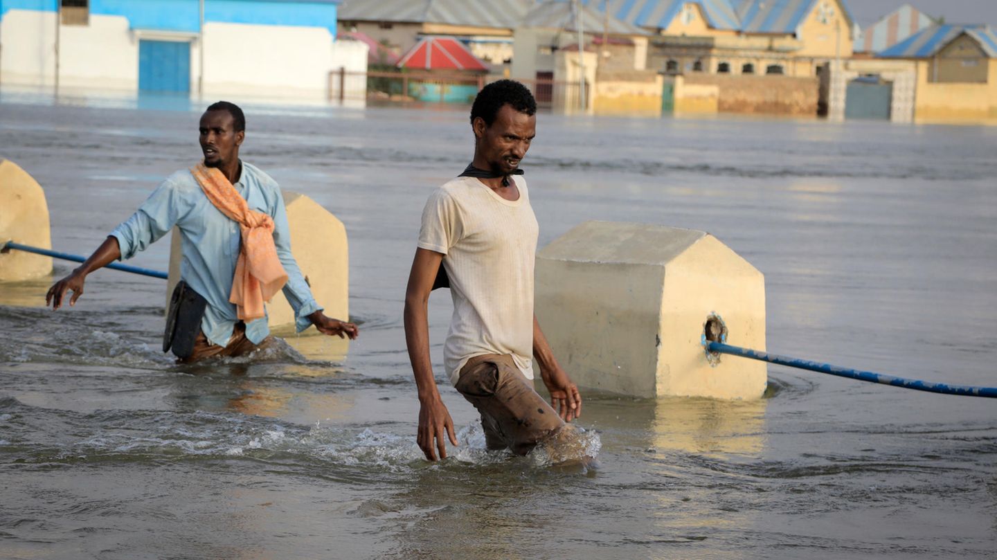 Hochwasser in Beledweyne, Somalia: Das Wetterphänomen El Niño wird laut UN-Meteorologen noch mindestens bis April andauern und zu Temperaturanstiegen und regional höheren Niederschlägen beitragen