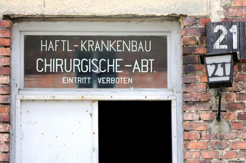 Schriftzug über der Tür von Block 21 im früheren Konzentrationslager Auschwitz in Oswiecim
