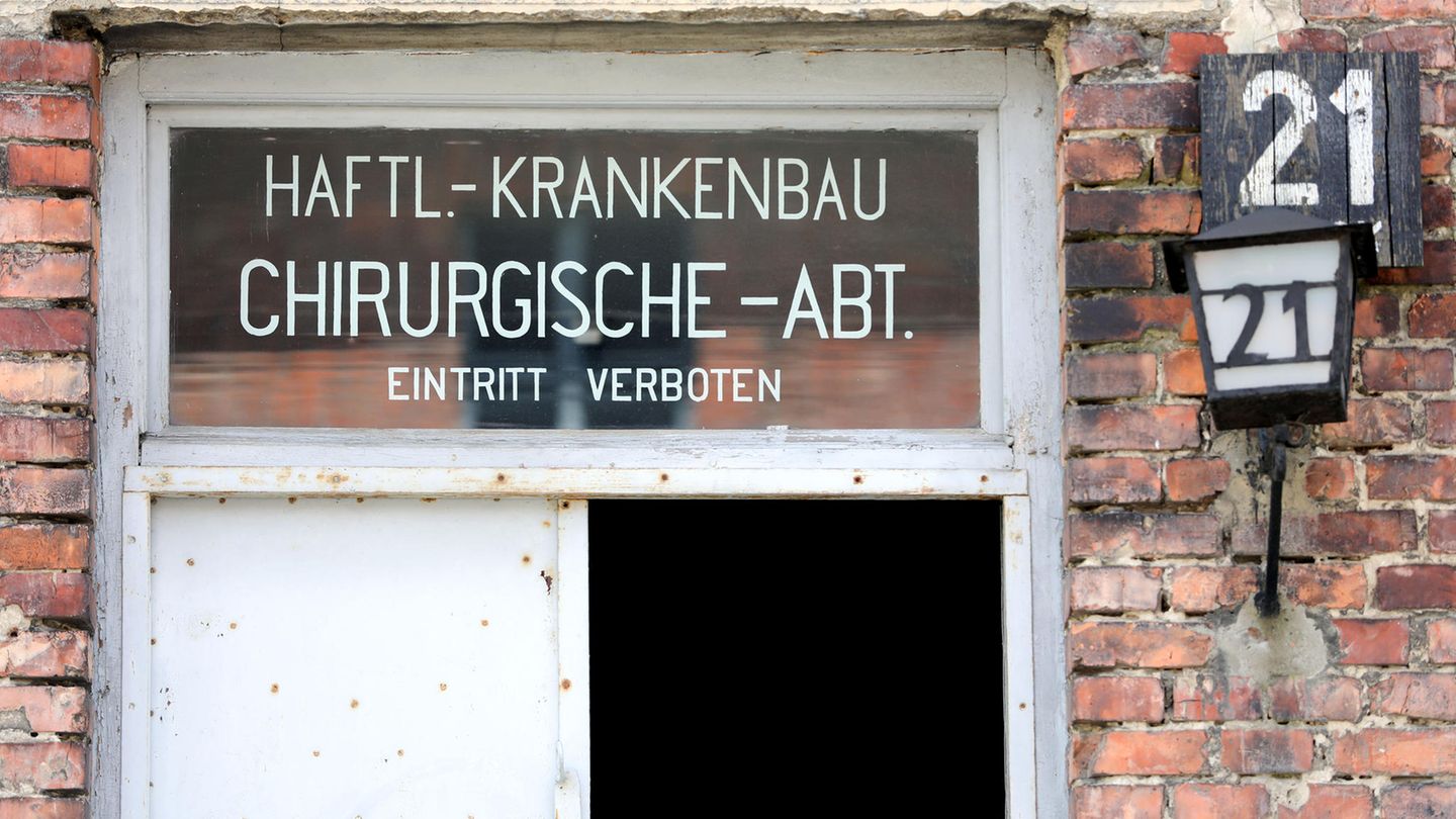 Schriftzug über der Tür von Block 21 im früheren Konzentrationslager Auschwitz in Oswiecim
