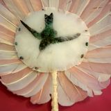 Fächer aus Federn in Nahaufnahme, die Mitte dekoriert eine Schwalbe.