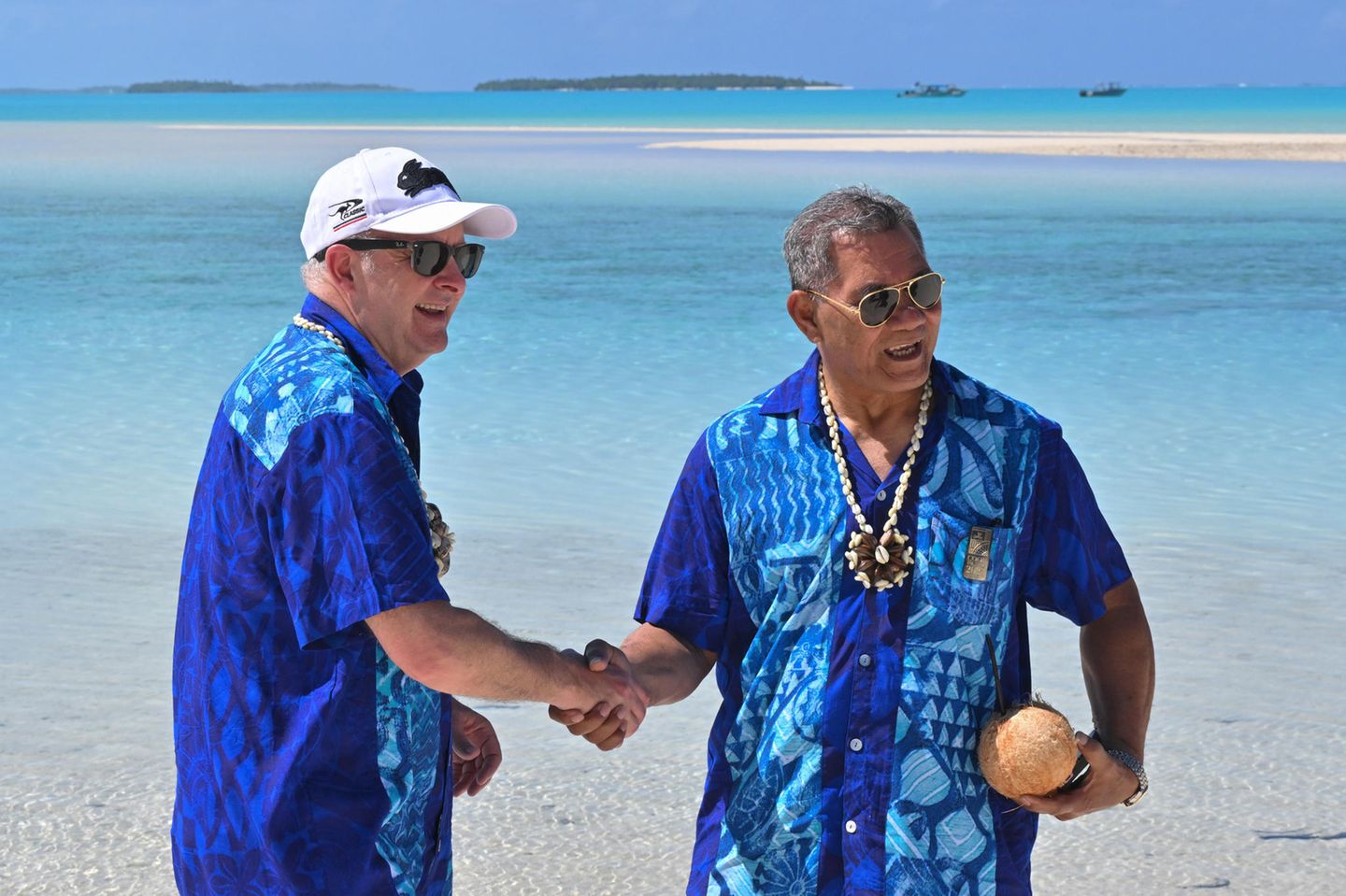 Australiens Premierminister Anthony Albanese (l) und Kausea Natano, der Premierminister von Tuvalu, einigten sich bei einem Treffen von Inselstaaten des Pazifiks auf das Abkommen. Weil der Meeresspiegel steigt, wird von Tuvalu in hundert Jahren wohl nichts mehr übrig sein