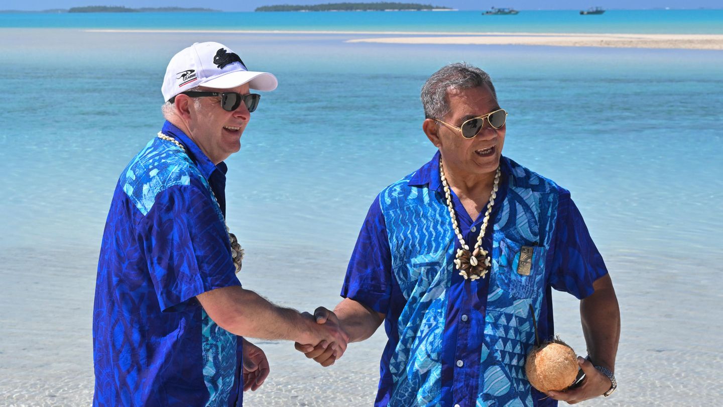 Australiens Premierminister Anthony Albanese (l) und Kausea Natano, der Premierminister von Tuvalu, einigten sich bei einem Treffen von Inselstaaten des Pazifiks auf das Abkommen. Weil der Meeresspiegel steigt, wird von Tuvalu in hundert Jahren wohl nichts mehr übrig sein