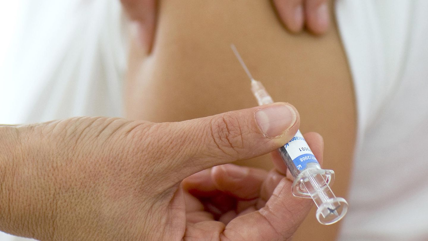 Eine Patientin erhält eine Spritze in den Arm Eine Patientin erhält eine Spritze in den Arm