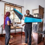 Entwickler hält Drohnenteile in der Hand