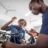 Agness Mmina verbindet ein Kabel an der Drohne