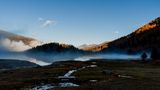 Im Nationalpark Stilfser Joch: der Weißbrunnsee  Morgennebel am noch dunklen See, erstes Licht auf den Bergspitzen.