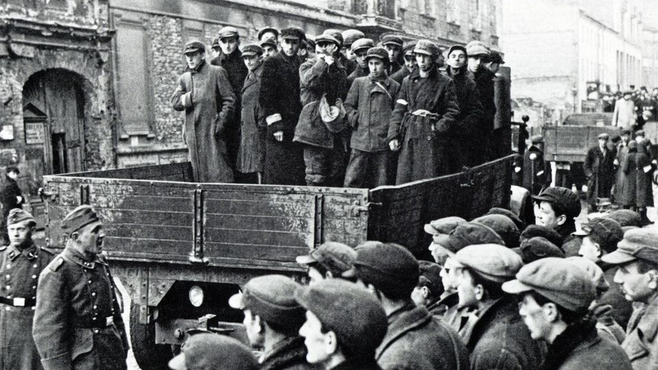 Zusammengepfercht auf der Ladefläche eines Lastwagens stehen jüdische Männer 1941 im Warschauer Ghetto Zusammengepfercht auf der Ladefläche eines Lastwagens stehen jüdische Männer 1941 im Warschauer Ghetto