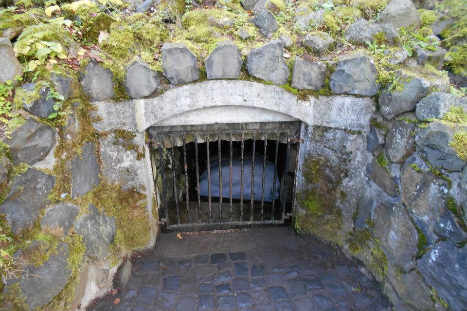 Zwei 1873 gegrabene Stollen führen in den Basalt-Hang. Bis in den Spätsommer hinein hält sich hier das Eis  1.3333